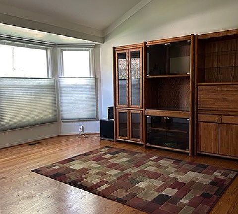Vaulted Ceiling w Bay Window