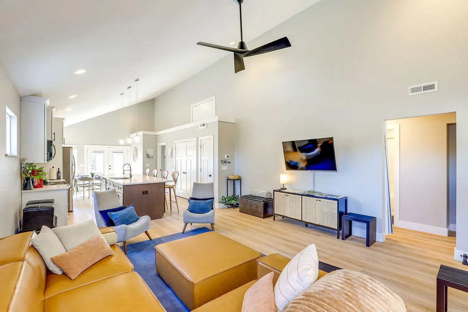 3 bed, 2.0 bath, 1367 sqft, $8,628 — Photo 3