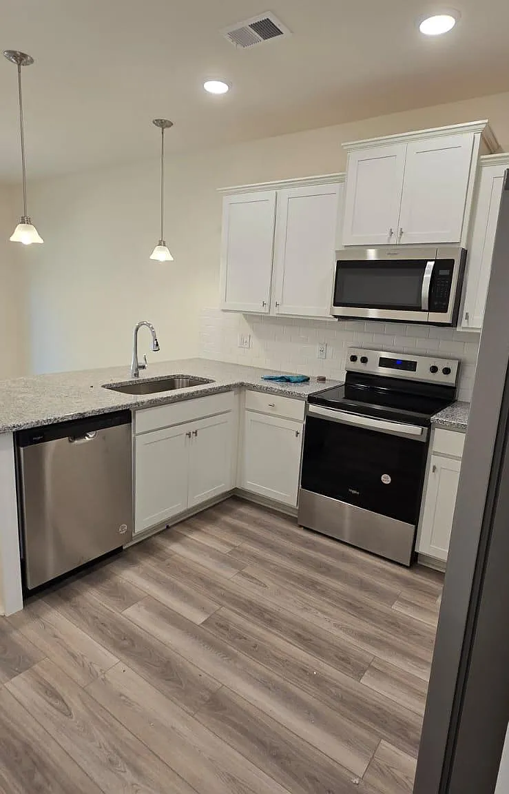 4 bed, 1930 sqft, $2,100 — Photo 3