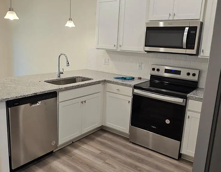 1098 Silverbend Trl — Photo 3