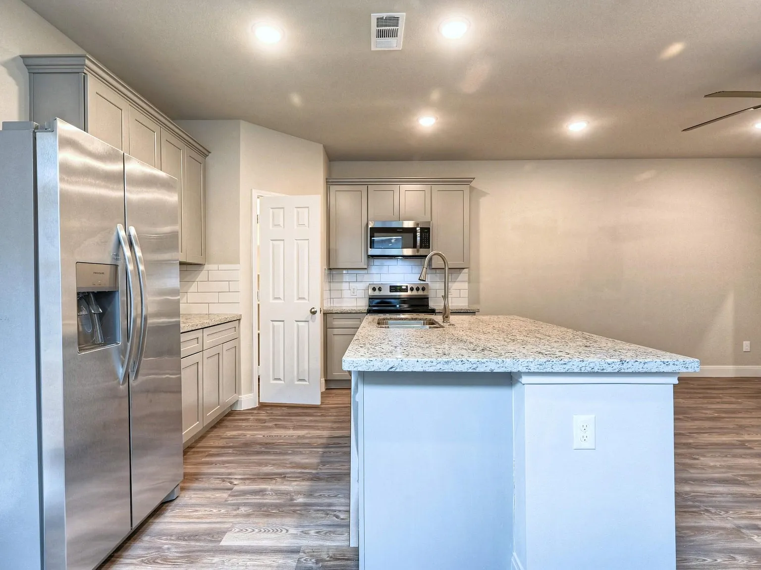 2 bed, 2.0 bath, 958 sqft, $1,295 — Photo 3