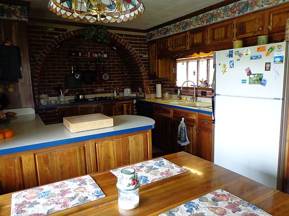 Kitchen w/eat-in area