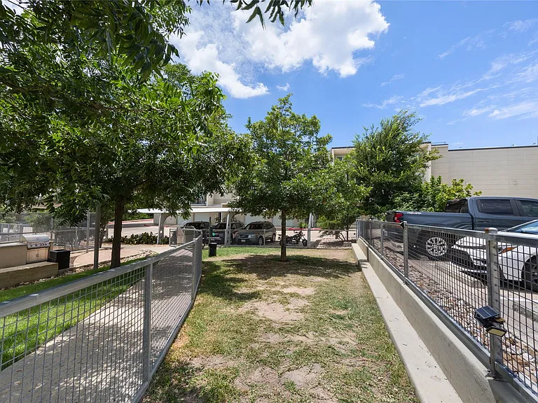 604 N Bluff Dr #225 — Photo 32