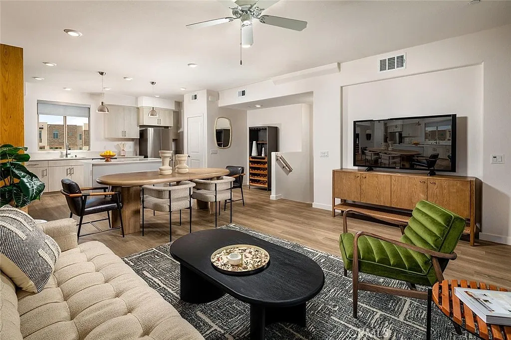 2 bed, 1.5 bath, 1275 sqft, $4,200 — Photo 2
