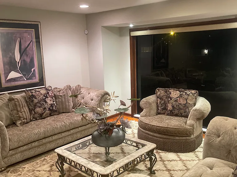 Niagara Ct E — Photo 5