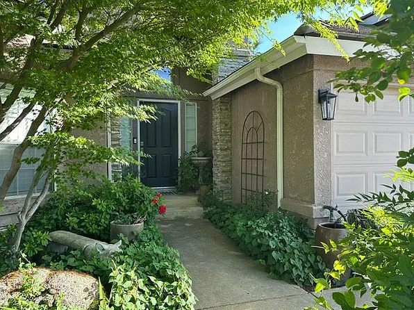 2955 E Pryor Dr, Fresno, CA 93720