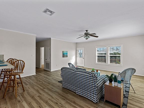 4th image of 10 Neptune Dr