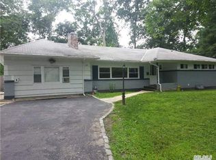 23 Wyoming Dr, Huntington Station, NY 11746