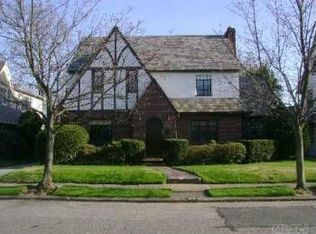 208 Princeton Rd, Rockville Centre, NY 11570