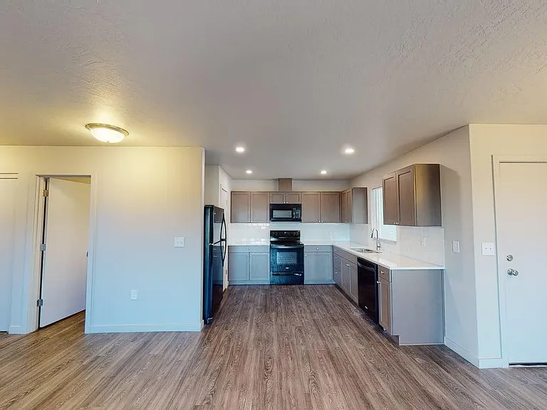 223 Stockton Ave — Photo 2
