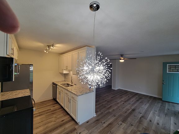 5th image of 124 Topfield Rd #1