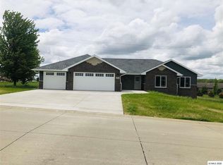 575 Mila Dr, Peosta, IA 52068
