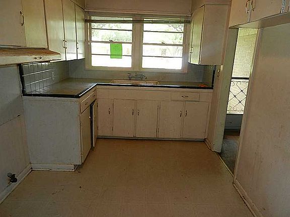 5th image of 3228 McGregor St