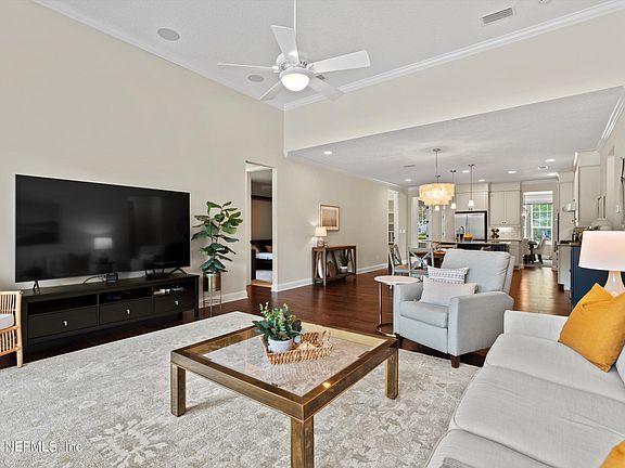5th image of 736 ASPEN LEAF Drive
