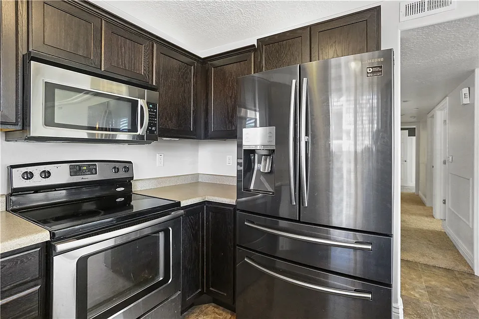 3 bed, 1400 sqft, $1,975 — Photo 4