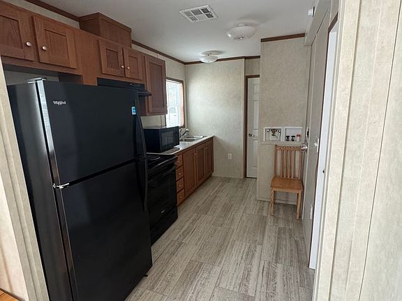 4th image of 307 Hilltop Rd NE #402