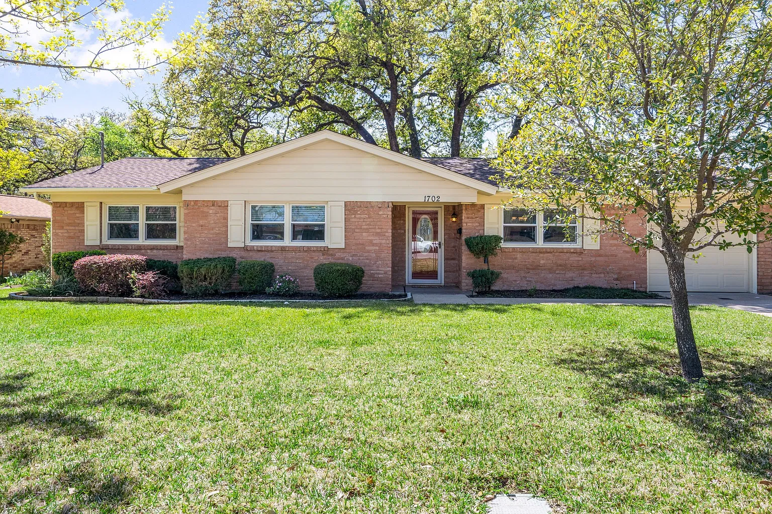 1702 Hendrix Dr photo 1