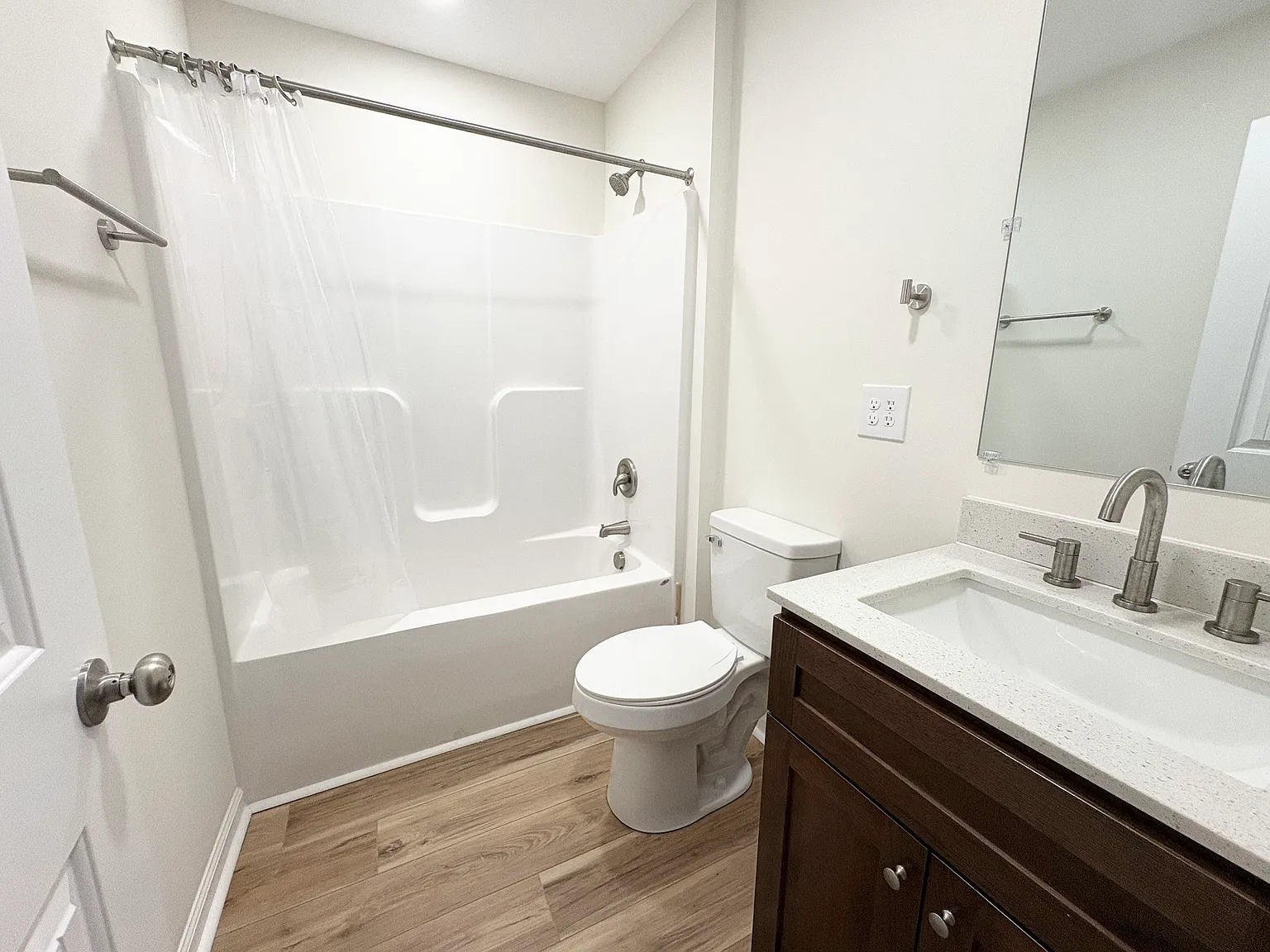 6 bed, 3150 sqft, $900 — Photo 2