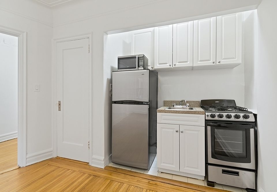 1st image of 225 W 23rd St APT 3M