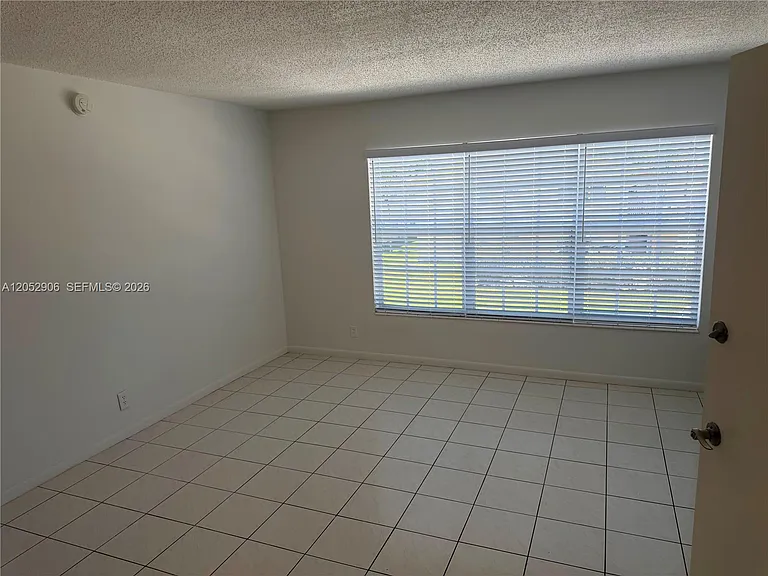3220 NE 10th St #17 — Photo 2