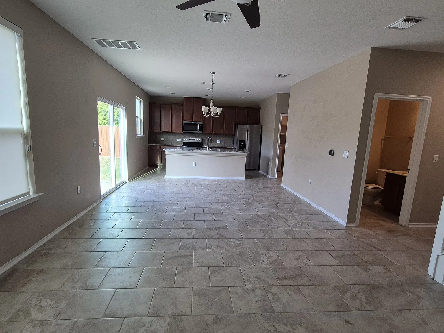 4 bed, 2.5 bath, 1884 sqft, $2,300 — Photo 4