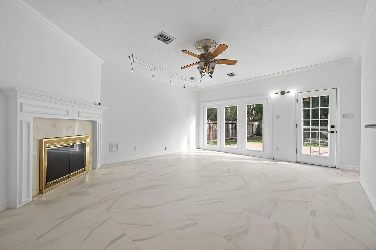 4 bed, 2.5 bath, 2922 sqft, $3,000 — Photo 4