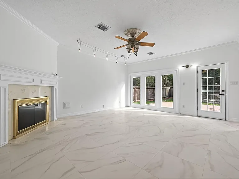 2431 Parkwood Ln — Photo 4