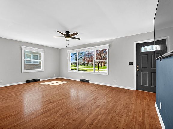 4th image of 42 Harbord Dr