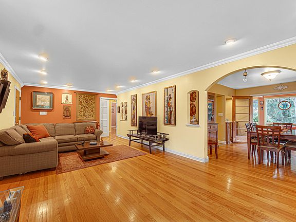 4th image of 723 S Park Dr