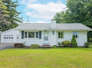 9163 Roanoke Rd, Stafford, NY 14143