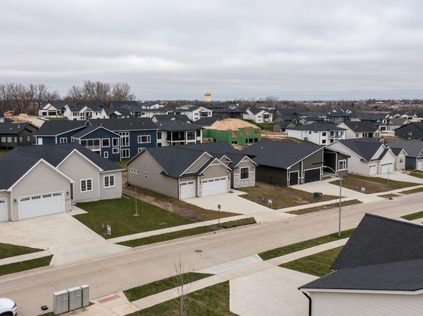 17865 Valleyview Dr, Clive, IA 50325