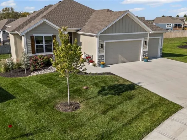 1810 Garden Ct, Basehor, KS 66007