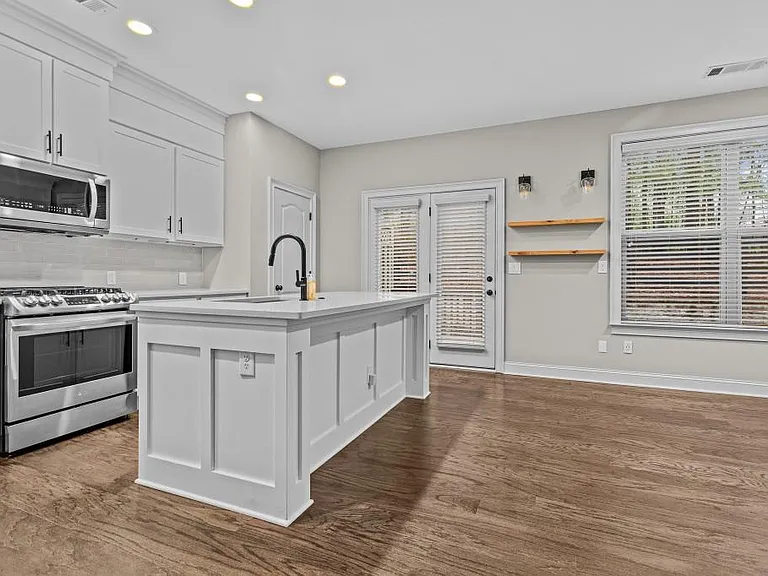 3209 Hallmark Ln — Photo 4