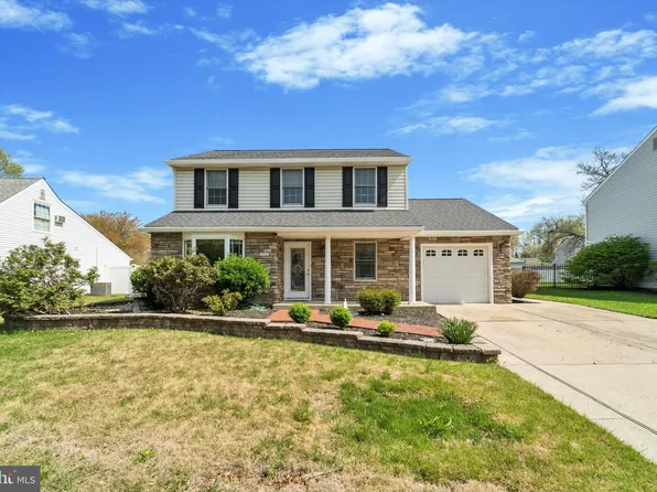 585 Fernwood Ln, Fairless Hills, PA 19030