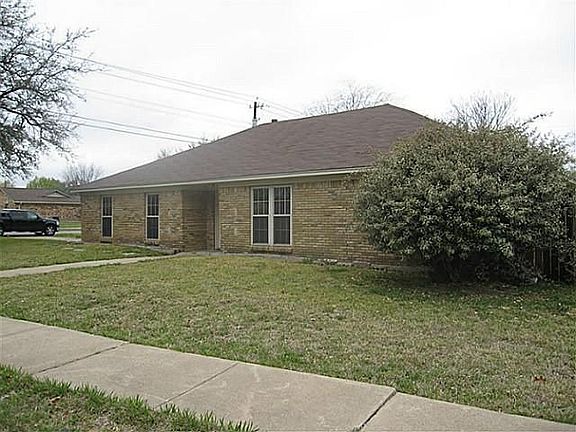 2nd image of 3941 Douglas Dr
