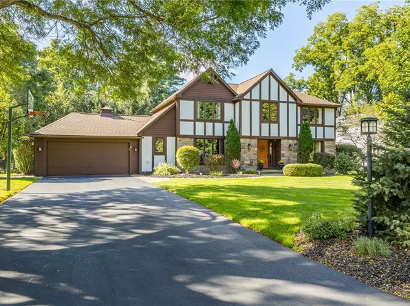 3 Walnut Grv, Pittsford, NY 14534