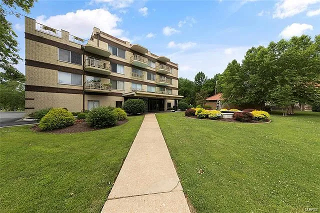 6415 Jamieson Ave APT 302 photo 1