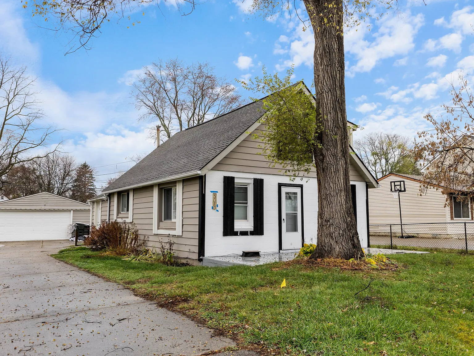 3010 Hessel Ave — Photo 2