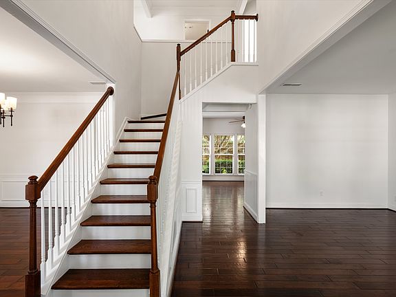 4th image of 133 Sterling Oaks Ct