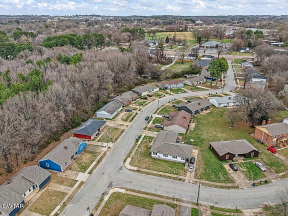 3rd image of 76 Carolane Dr