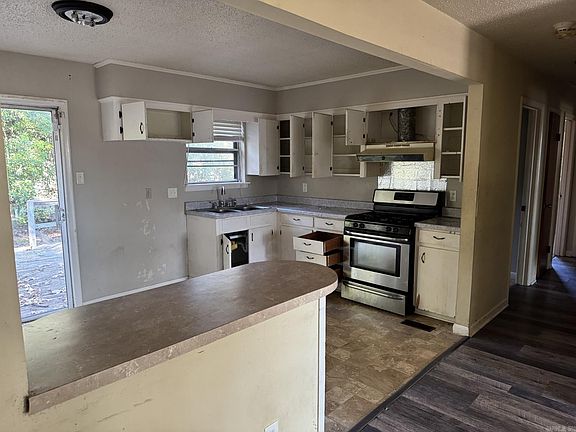 2nd image of 104 Lindenhurst Dr