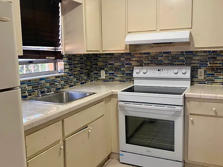 225 NW 23rd Ave — Photo 8