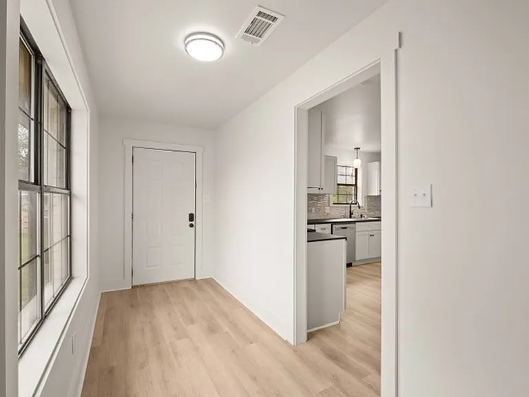 100 Franklin St — Photo 3