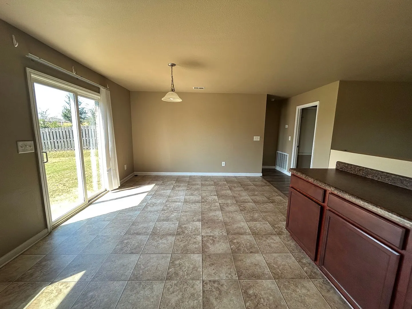 Beautiful 3-Bedroom Home Near Redstone Arsenal & Shopping — Photo 4