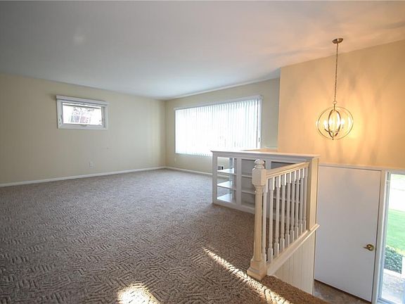 3rd image of 23 Hilltop Dr