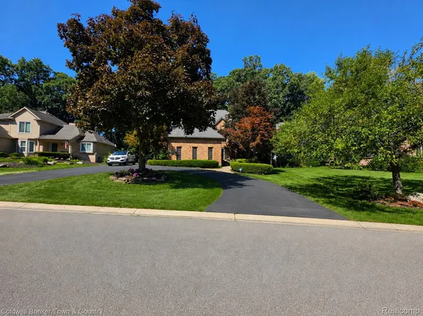 5555 Bentwood Ln, Commerce Township, MI 48382