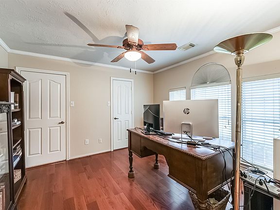 4th image of 2601 Briar View Dr