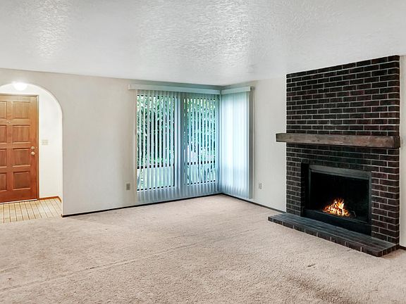 Living room w/ fireplace