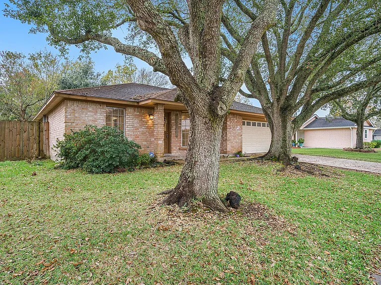 17306 Fife Ln — Photo 2