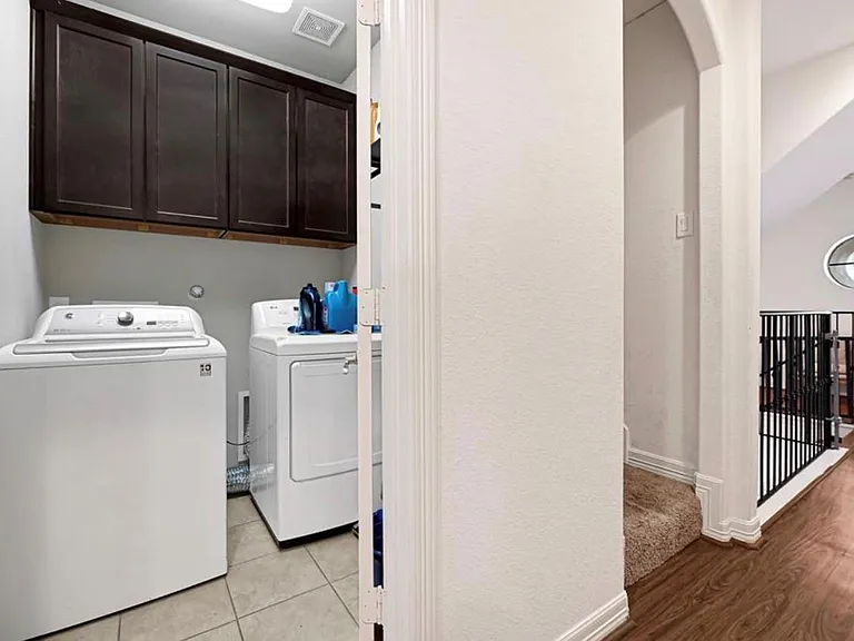 1531 Woodbend Park W — Photo 19